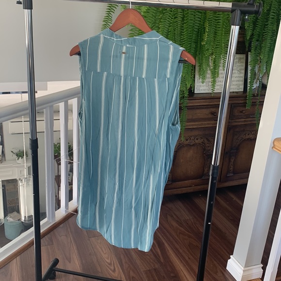 O’Neil shirt. Sleeveless, loose fitting wrap style front. - Picture 2 of 4